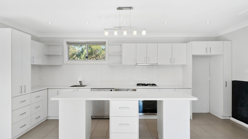 Terri Mackay Realty - 40a Andromeda Crescent