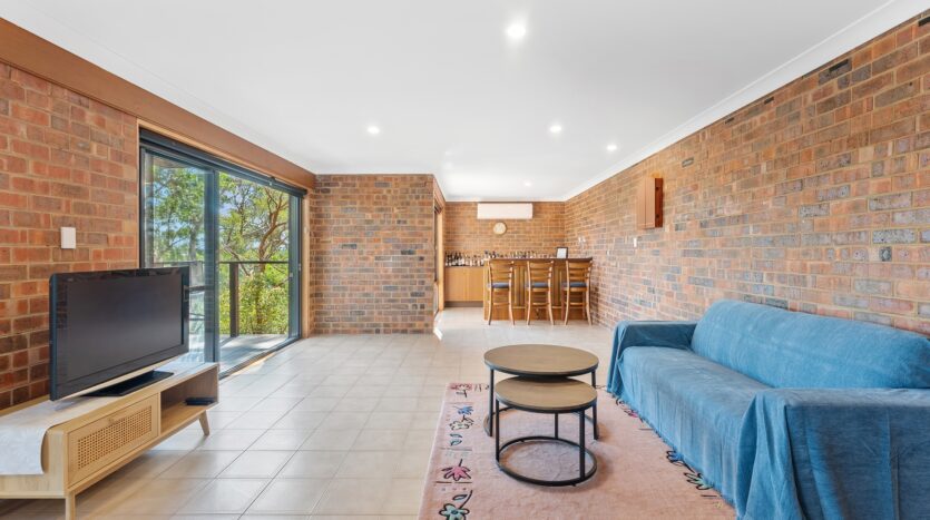 Terri Mackay Realty -  1 Burdekin Place