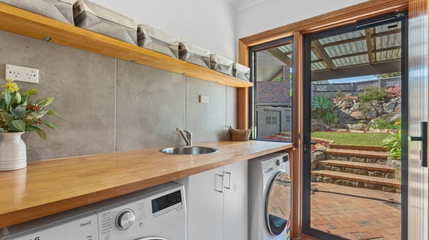 Terri Mackay Realty -  1 Burdekin Place