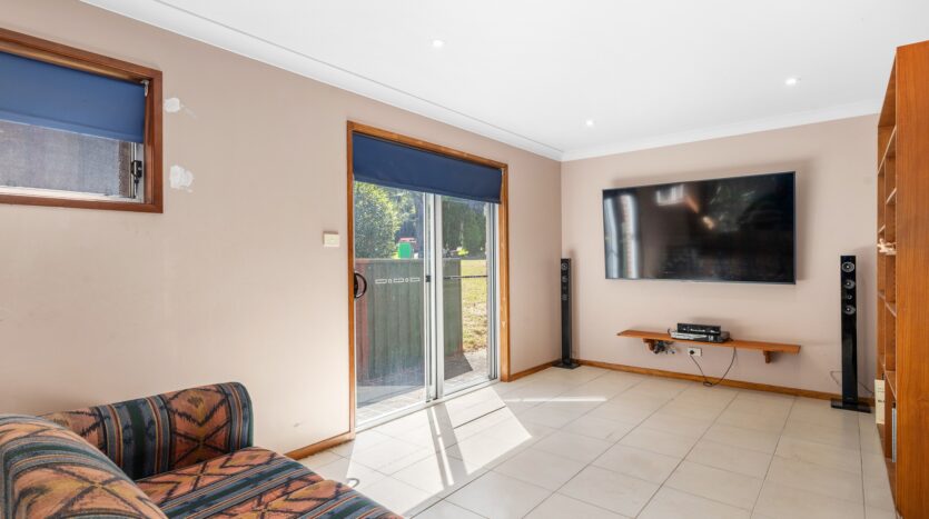 Terri Mackay Realty -  12 Lindsay Gordon Place