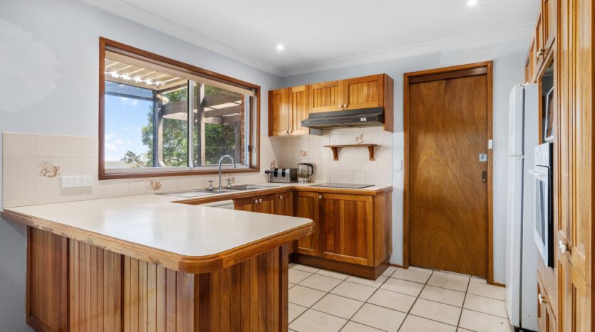 Terri Mackay Realty -  12 Lindsay Gordon Place