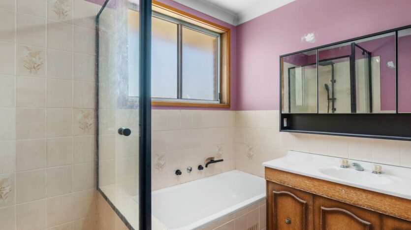 Terri Mackay Realty -  12 Lindsay Gordon Place