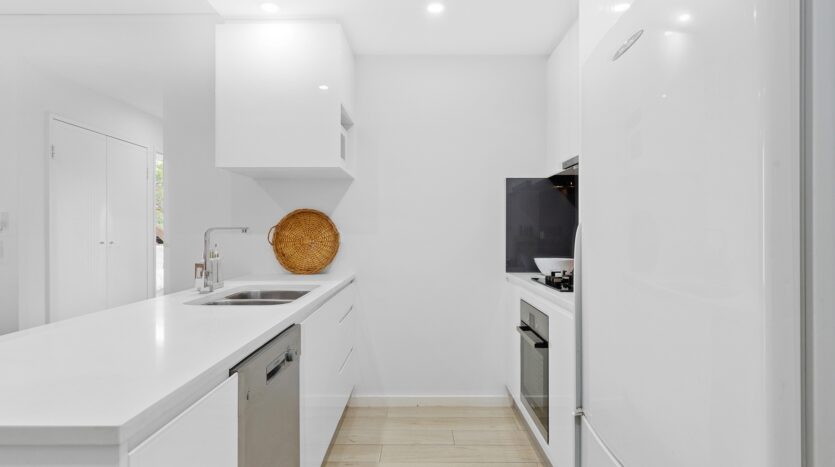 Terri Mackay Realty - 211 11 Veno Street