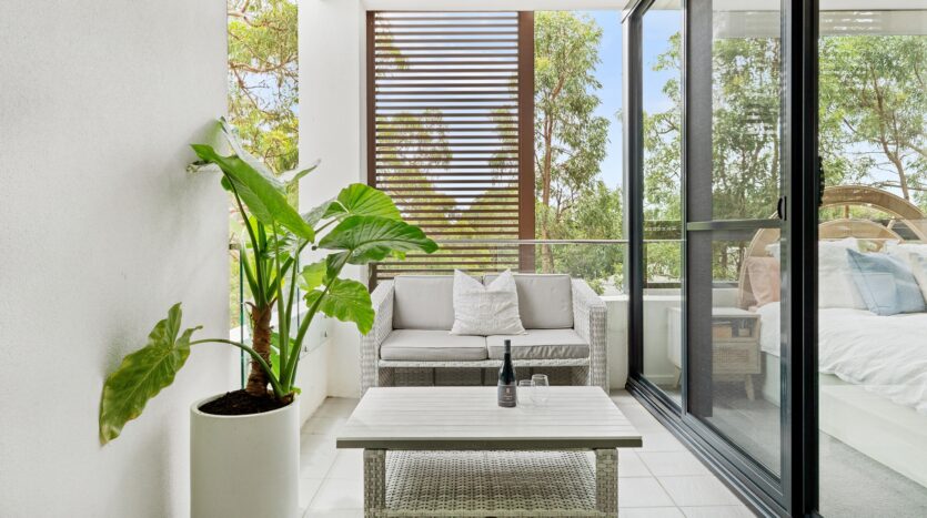 Terri Mackay Realty - 211 11 Veno Street