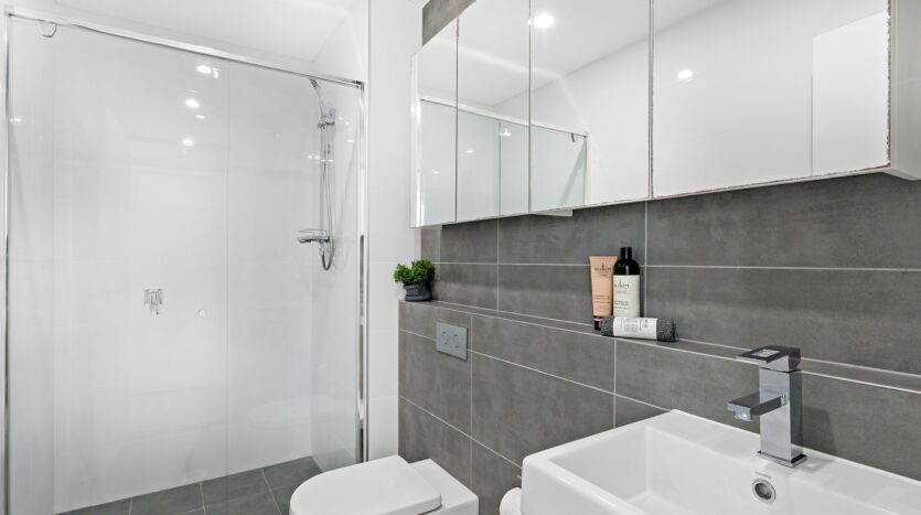 Terri Mackay Realty - 211 11 Veno Street