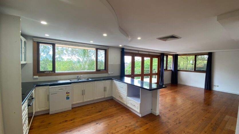 Terri Mackay Realty - 145 Kingswood Road