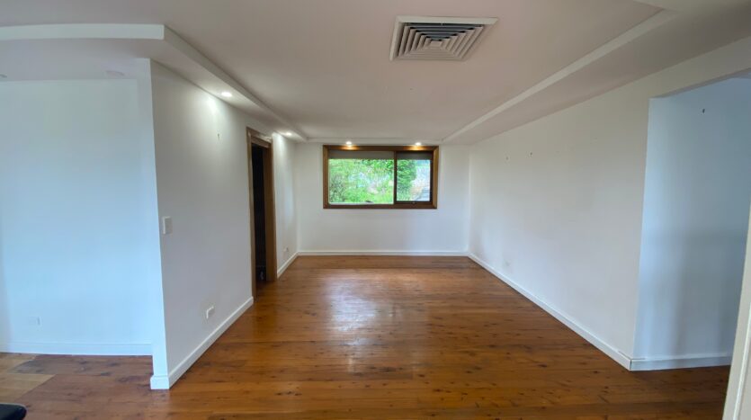 Terri Mackay Realty - 145 Kingswood Road