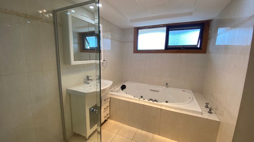 Terri Mackay Realty - 145 Kingswood Road