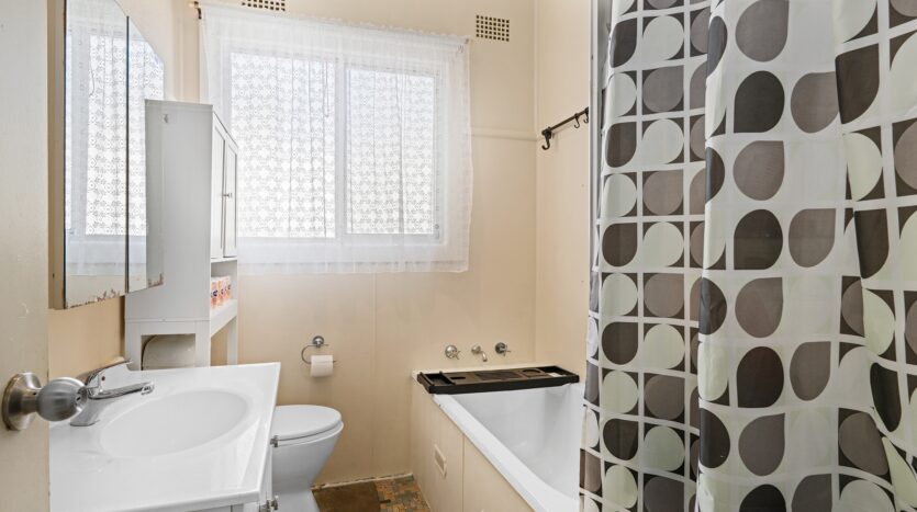 Terri Mackay Realty -  17 Caldarra Avenue