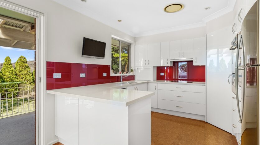 Terri Mackay Realty -  118 Kingswood Road