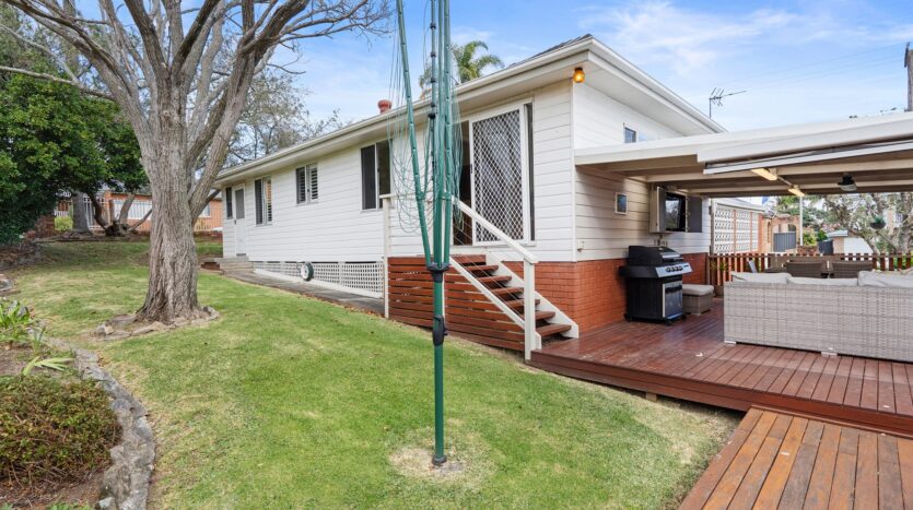 Terri Mackay Realty -  40 Banksia Avenue