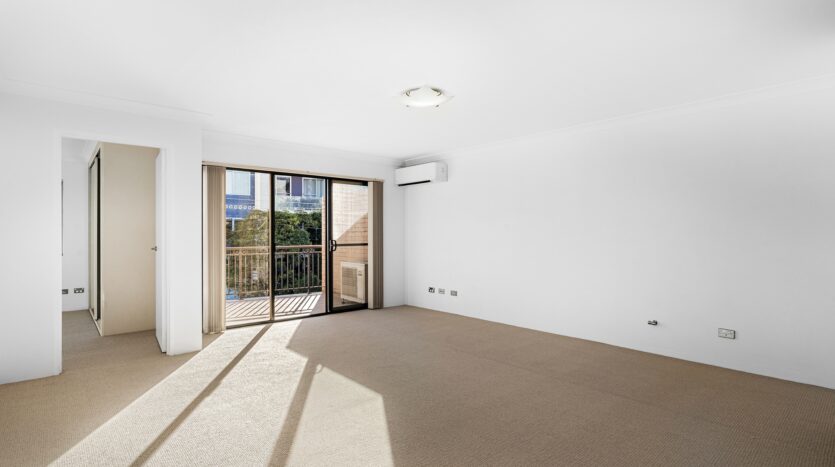 Terri Mackay Realty - 9 998 Old Princes Highway