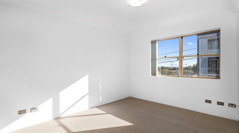 Terri Mackay Realty - 9 998 Old Princes Highway