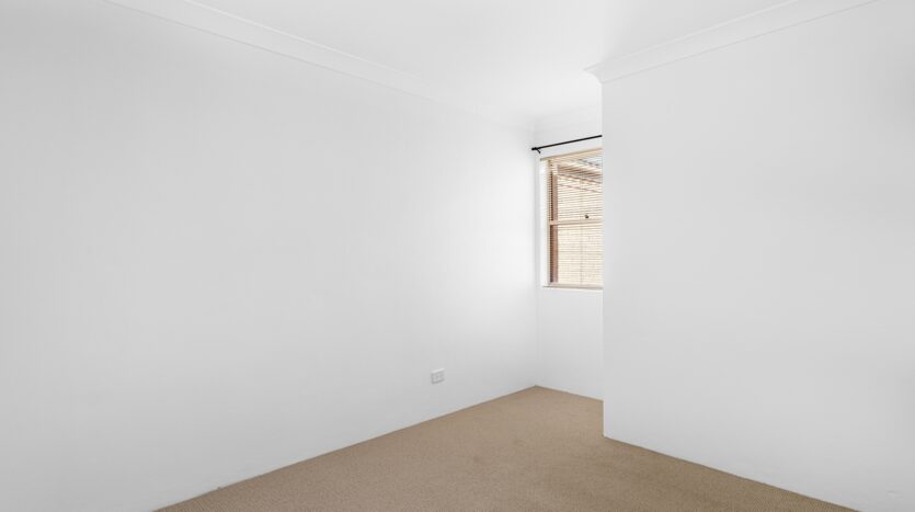 Terri Mackay Realty - 9 998 Old Princes Highway